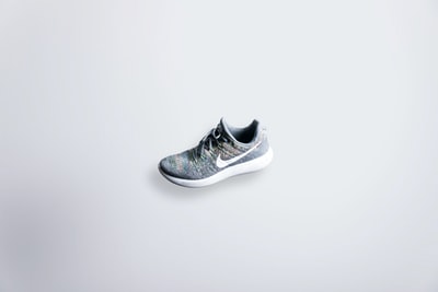未配对的灰白色 Nike Flyknit 鞋
